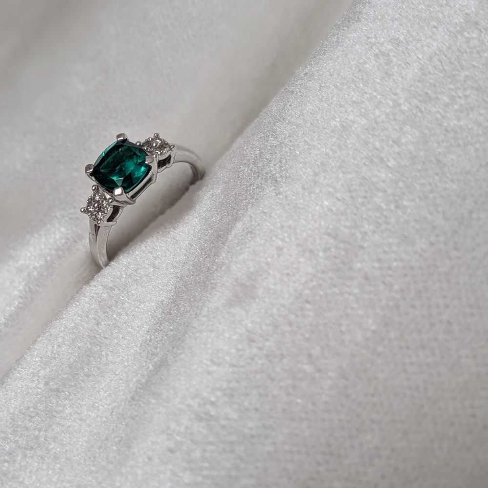 Emerald And Diamond White Gold Ring - Picture 7 of 13